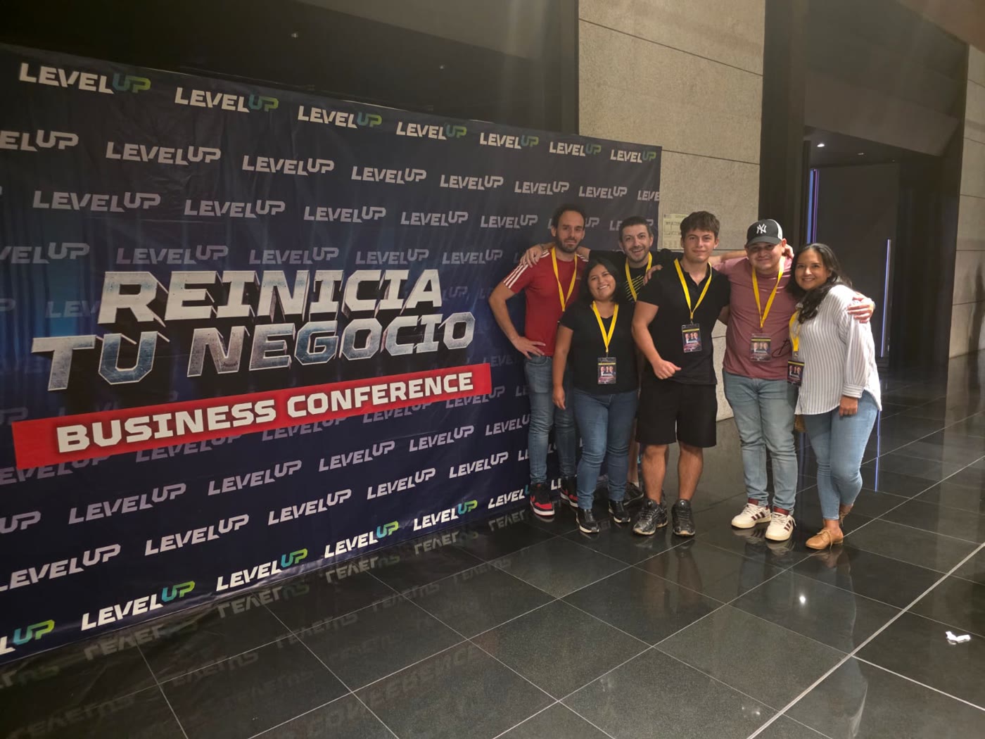Cipri en el photocall de una formación de empresa