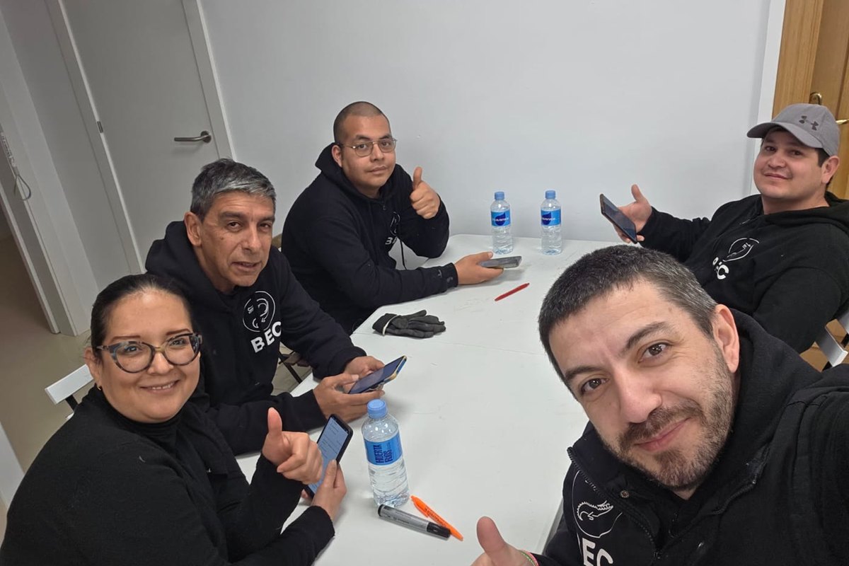 El equipo de BEC reunido alrededor de una mesa el día de la jornada