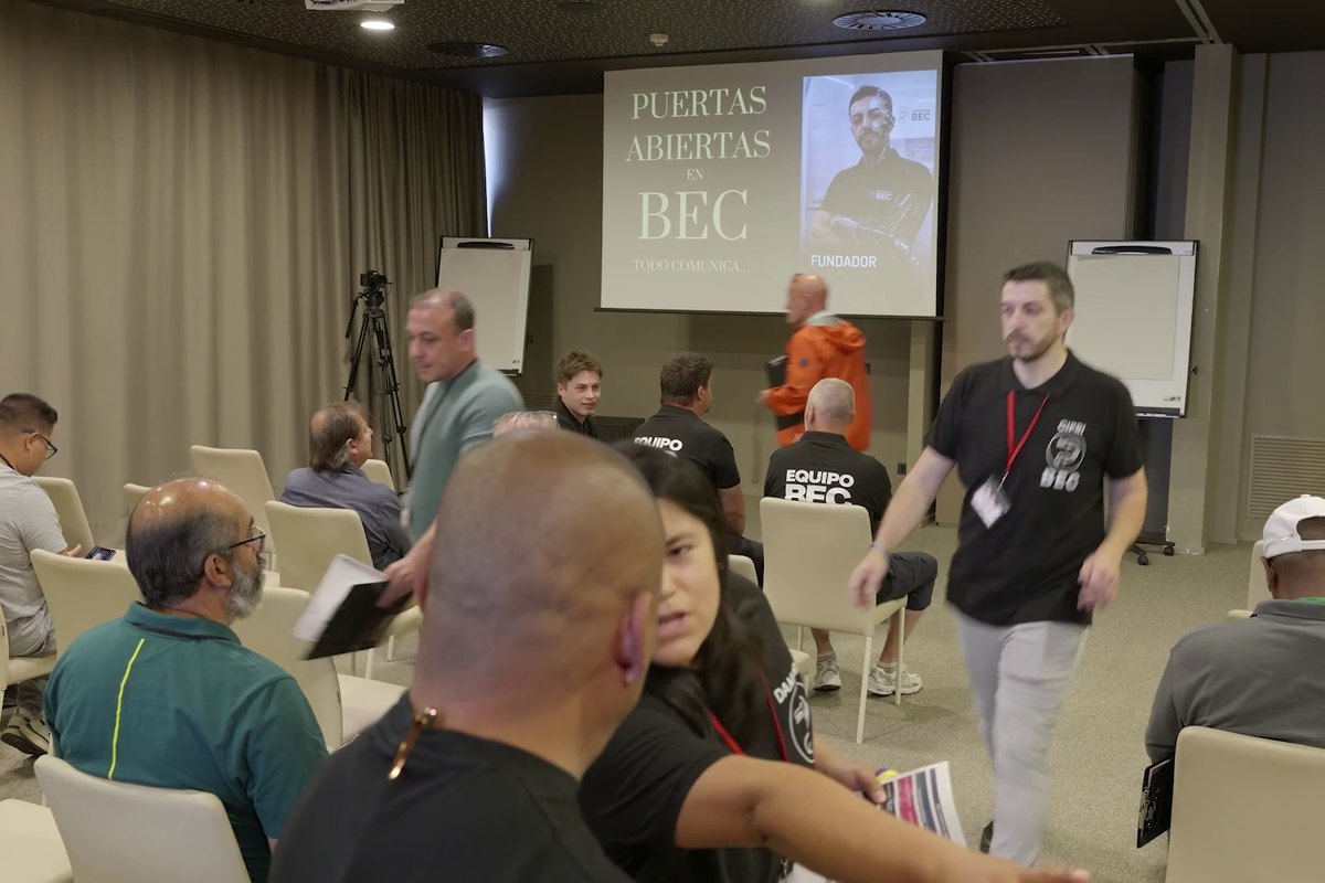 El equipo de BEC repartiendo material entre los asistentes ya sentados